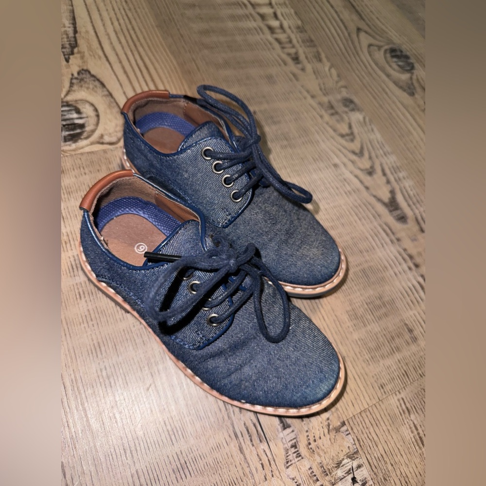 Bruno Marc boys dress shoes - size 9